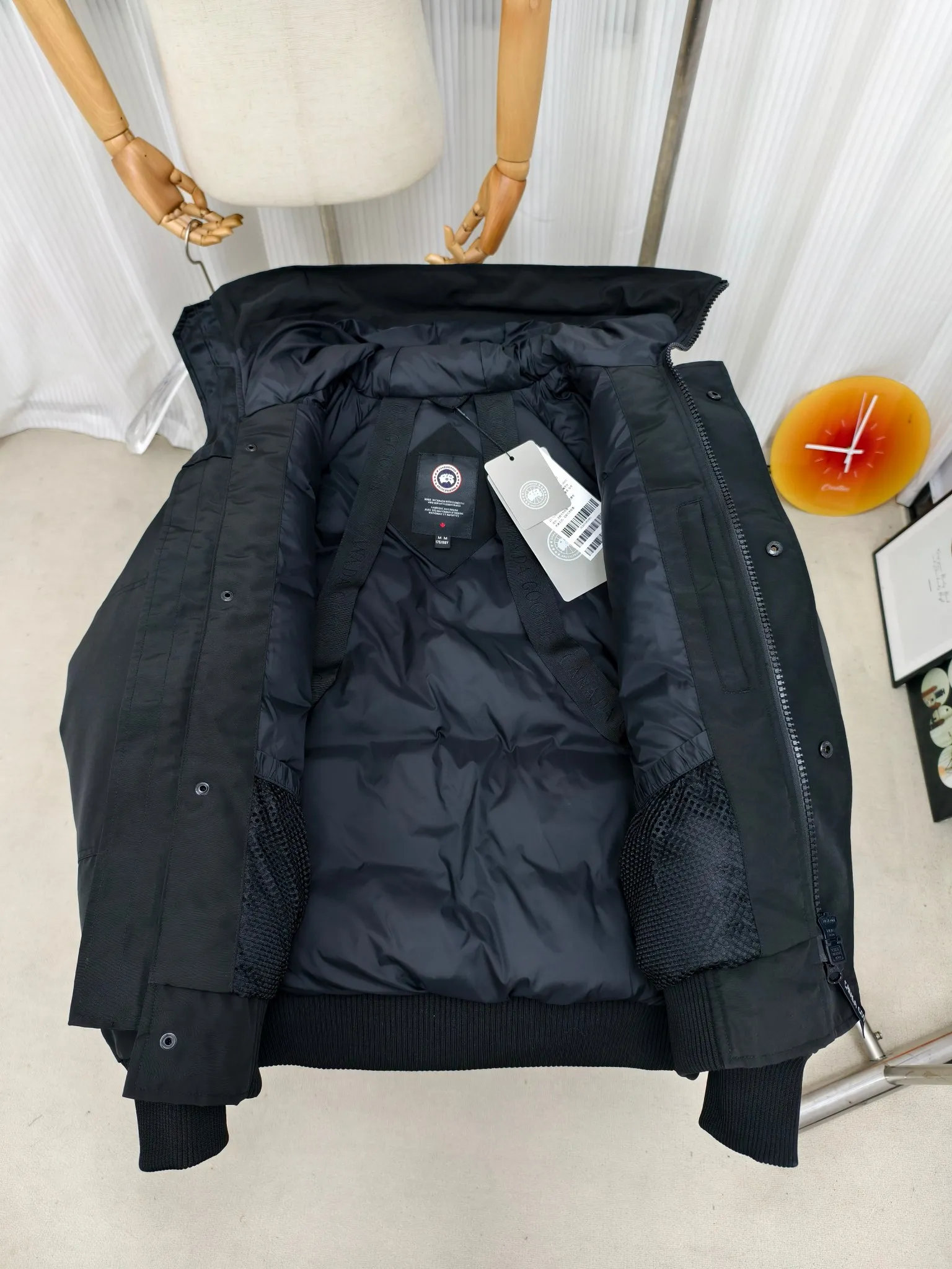 P720 ————2050M model/new 01 model (high version) Canada goose Canada Goose Chilliwack bomber jacket is one of our popular styles. The upgraded version adopts streamlined hood details and improved trimmings. The Chilliwack bomber jacket was originally designed for pilots in the post-war no-man's land in northern Canada. It is durable, warm and easy to move. The inside is filled with white duck down, which has higher thermal insulation performance. Chilliwack's iconic style, enduring popularity, is a popular jacket from Canada Goose. Customize your parka with our variety of interchangeable hood trim accessories to extend the coverage of your hood. Hip-length, the bomber jacket's knitted cuffs and hem are mid-length for freedom of movement. Rib knit cuffs and hem improve fit and seal in heat.  2050M is an upgraded version of the old version 01. Color: black, gray, off-white, navy. Size: XS-2XL